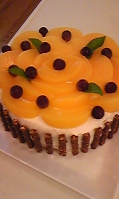 桃のデコレーションケーキの画像