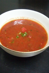 野菜の冷たいトマトスープ