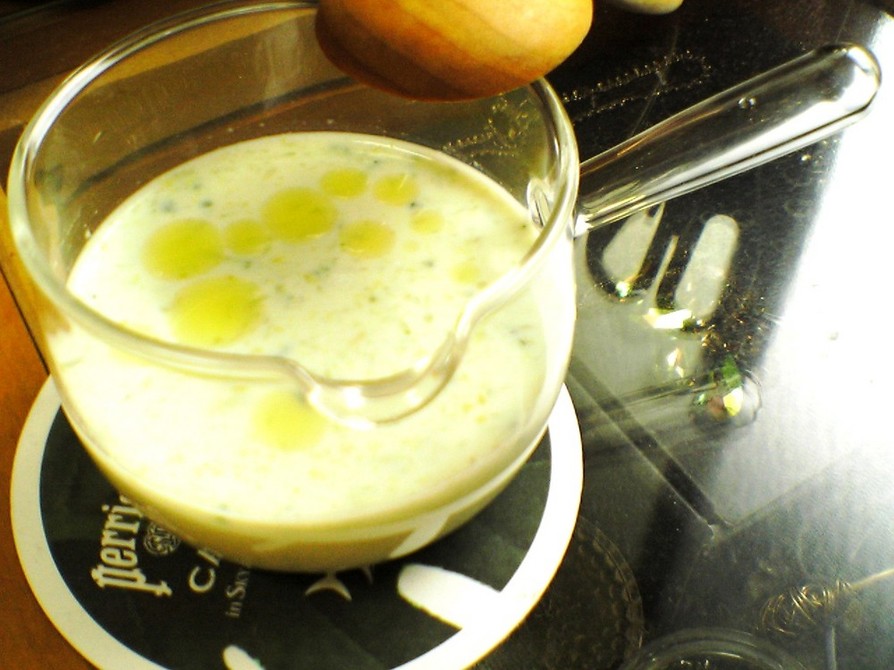 すりおろして作るきゅうりの冷製スープの画像
