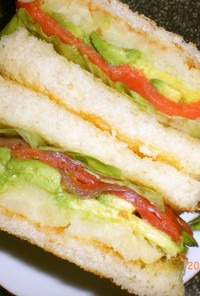 アボカドサーモンポテトのサンドイッチ