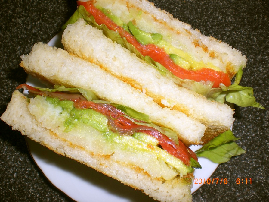 アボカドサーモンポテトのサンドイッチの画像