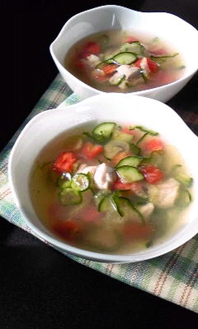 鶏肉と夏野菜の冷製スープの写真
