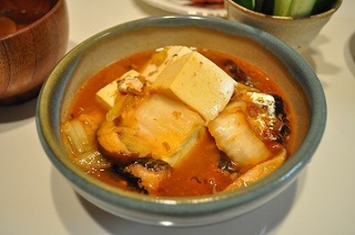 さんまの水煮缶詰でキムチ豆腐チゲの写真