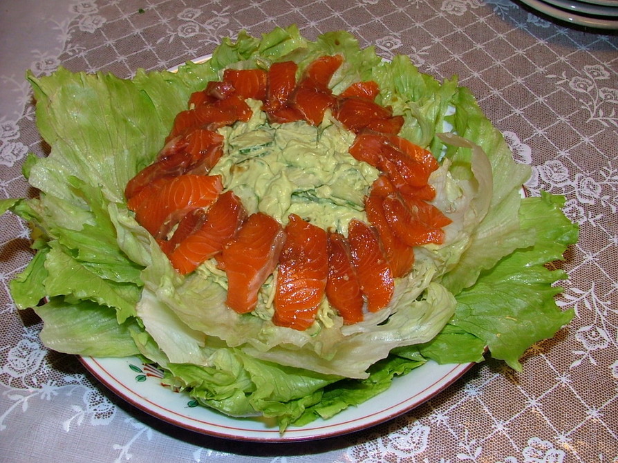 アボガドで和えたパスタとサーモンのサラダの画像