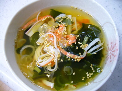 カニカマで旨味たっぷり♡わかめスープの写真