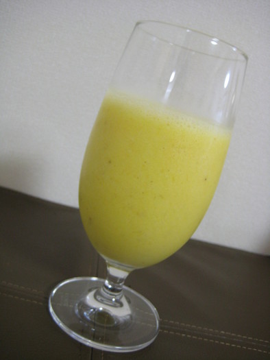 オレンジジュースで作るバナナスムージーの写真