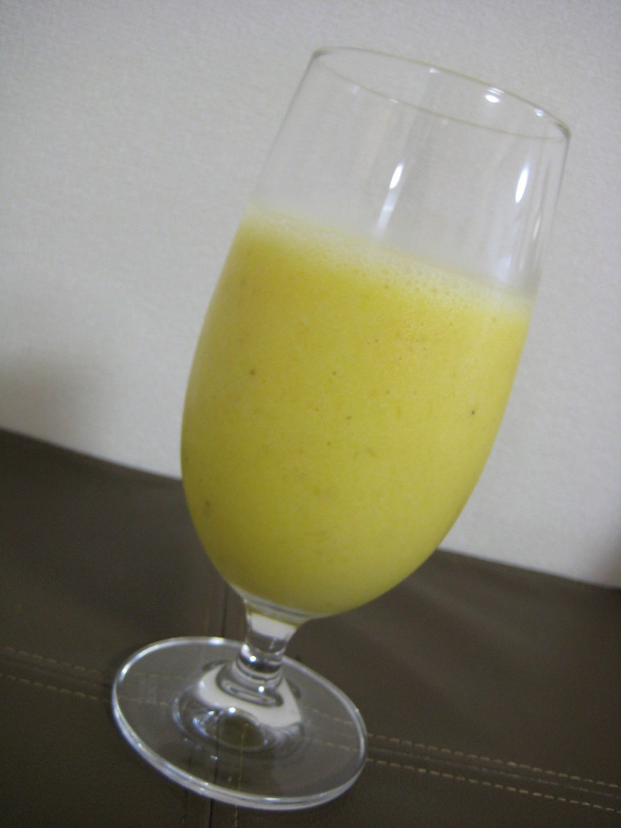 オレンジジュースで作るバナナスムージーの画像