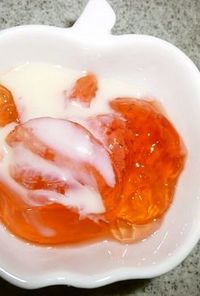 冷凍イチゴでゼリー　with 練乳。