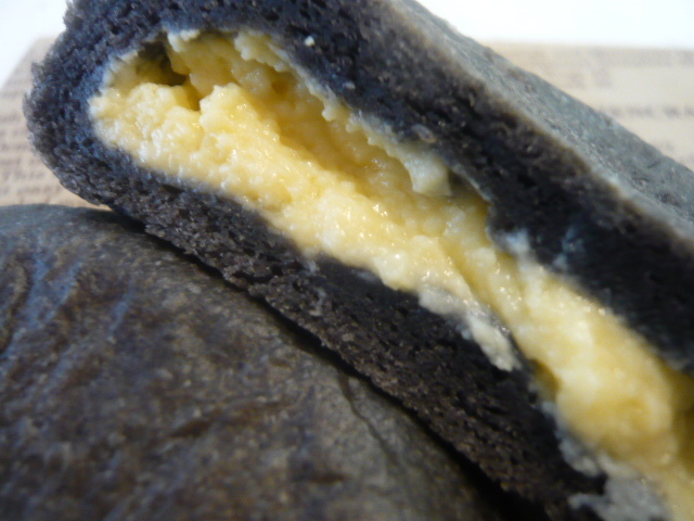 黒ゴマハチミツのクリームパンの画像