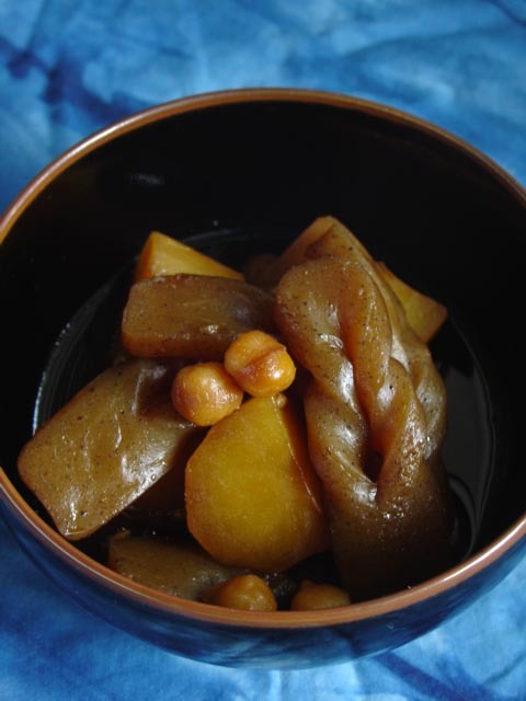 鶏手羽梅酒煮の煮汁でじゃが芋と蒟蒻の煮物の画像