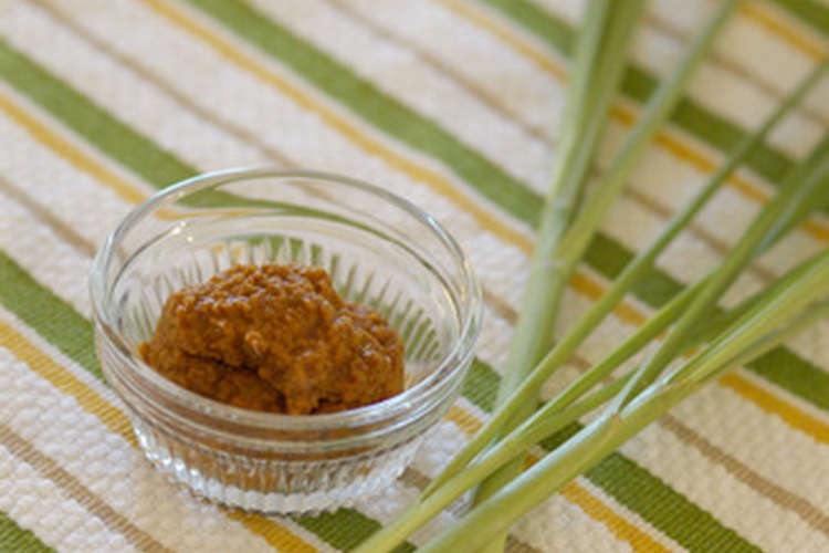 レモングラスでタイ風レッドカレーペースト レシピ 作り方 By Nahono クックパッド 簡単おいしいみんなのレシピが365万品