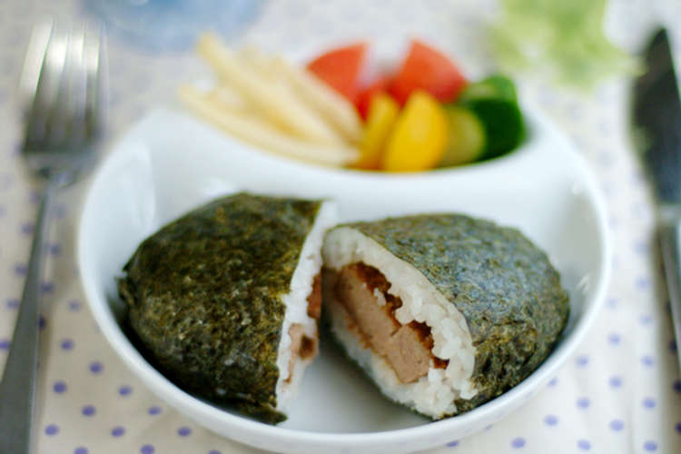 おかずinおにぎり レトルトハンバーグ レシピ 作り方 By Zakkiim クックパッド 簡単おいしいみんなのレシピが356万品