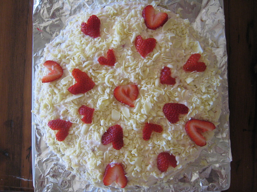 イチゴ＆ホワイトチョコショートケーキの画像