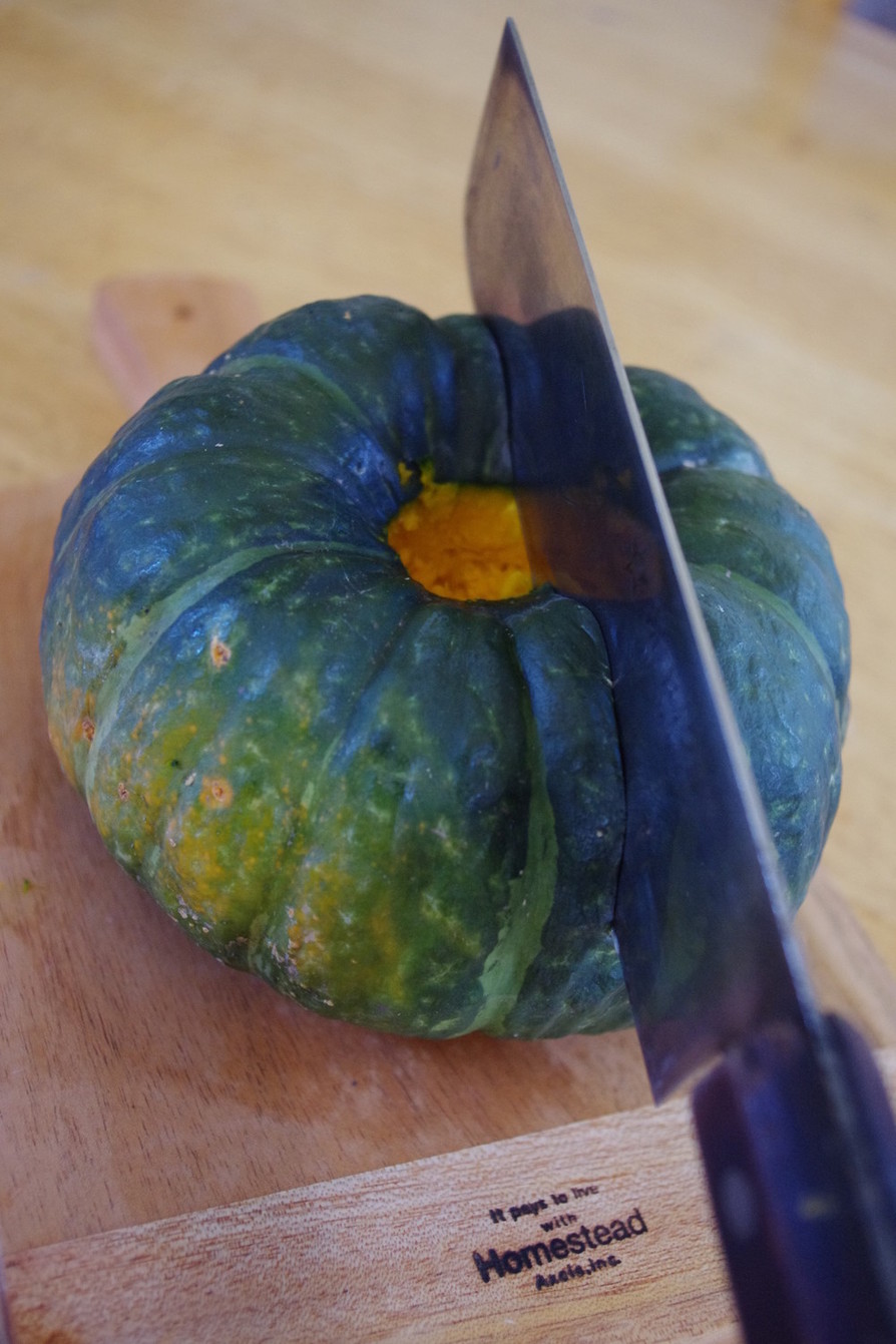 硬い丸ごとかぼちゃを切りやすくする方法の画像
