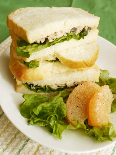 ブラックオリーブとツナのサンドイッチの写真