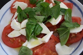 トマトとモッツァレラチーズのサラダの画像