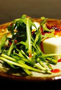 絹豆腐の食べるラー油を使った簡単な一皿。