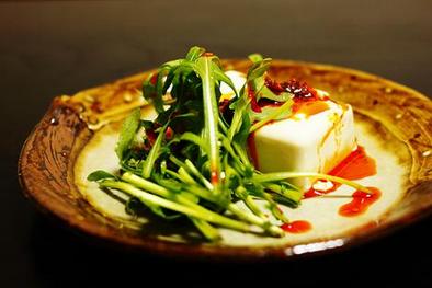 絹豆腐の食べるラー油を使った簡単な一皿。の写真
