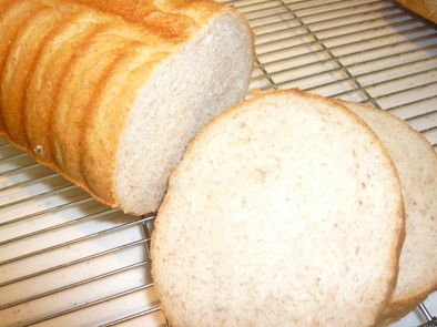 ピーナッツバター入りライ麦ラウンドパンの写真