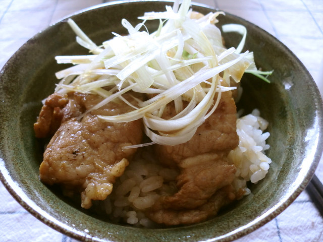 ガッツリ、おいしい「豚バラ肉の甘辛丼」の画像