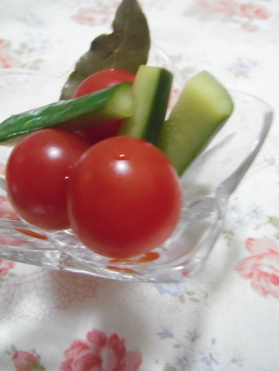 簡単常備菜☆きゅうりとトマトのピクルスの写真