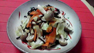 シリコンスチーマーの温野菜の塩昆布あえの写真