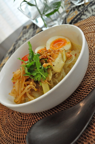バリ料理ソトアヤム簡単チキン春雨スープの写真