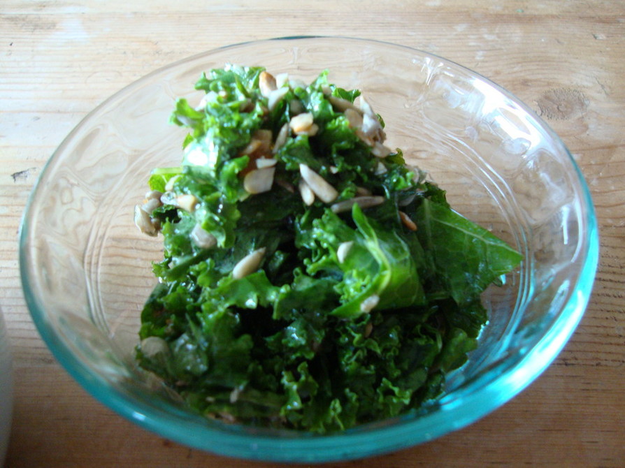 刻んだケールのギリシャ風サラダのレシピ