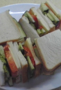 アボカドトマトチーズきゅうりサンドイッチ