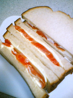 黒糖パンで☆燻製サーモンとチーズのサンドの画像