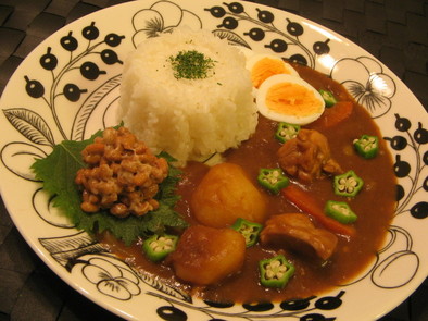 超イケる！おうちカレーにトッピング納豆♥の写真