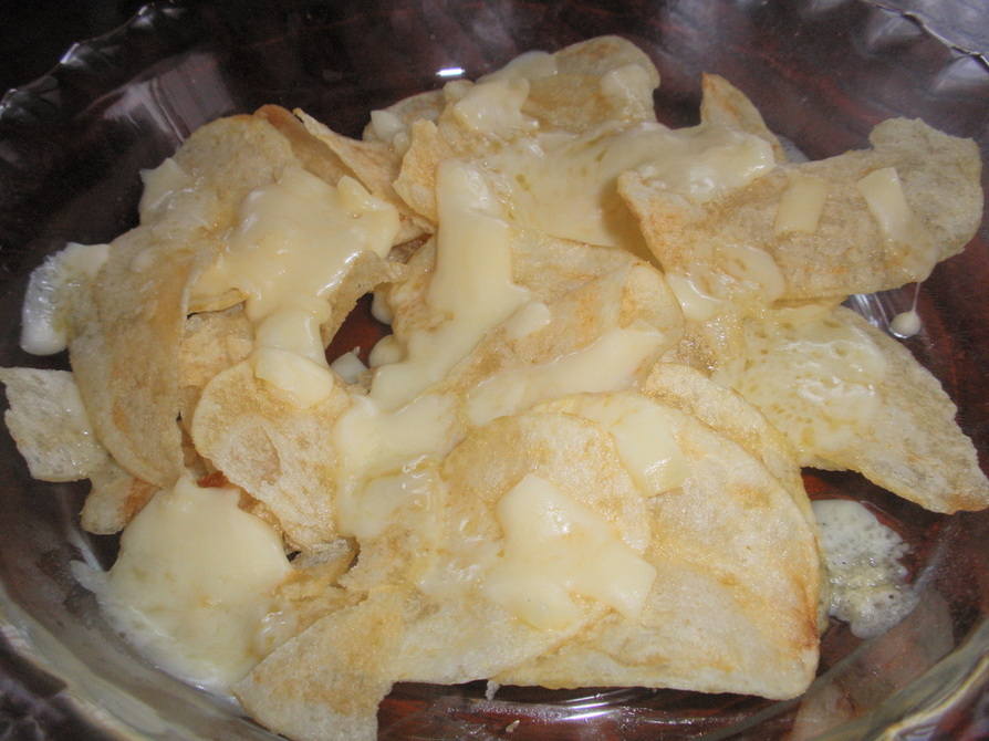 ポテトチップスにとろけるチーズでチン♪の画像