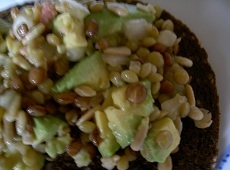 レンズ豆とアボカドのサラダの画像