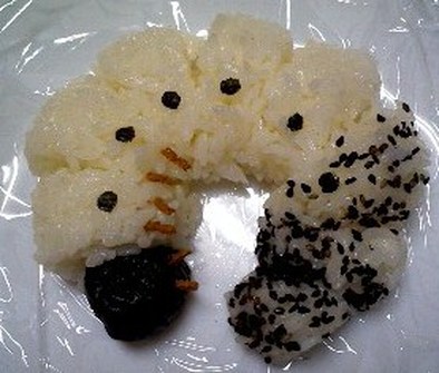 弁当にも✿　ご飯でかぶと虫の幼虫の写真