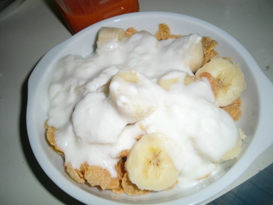 朝ご飯♪コーンフレークのバナナヨーグルトの写真