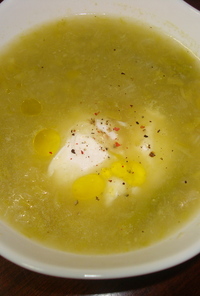落とし卵のクリーミー・アスパラガススープ
