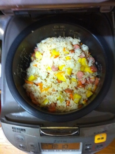 炊飯器で簡単洋風サツマイモ炊き込みご飯の写真