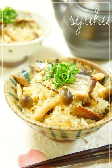蒲焼さんま缶詰と茸のずぼら炊き込みご飯の写真