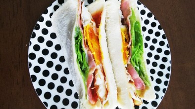 ボリューム満点！目玉焼きのサンドイッチ☆の写真