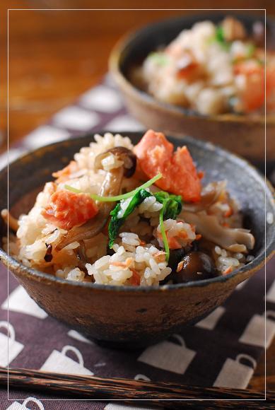 焼き鮭と素焼きキノコの炊き込みご飯の画像