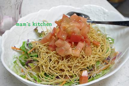 トマト山盛り！水菜と大根のパリ麺サラダの画像