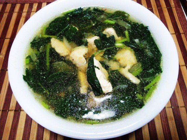 モロヘイヤと鶏肉の食べるスープの画像