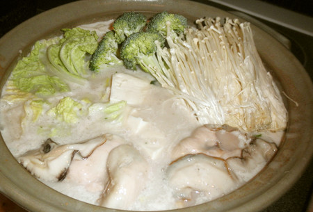 クリームシチューやクリームスープで牡蠣鍋の画像