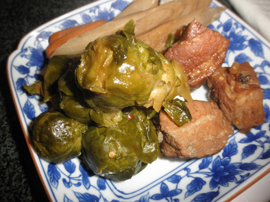 骨付き豚肉と芽キャベツ、ごぼうの中華風煮の写真