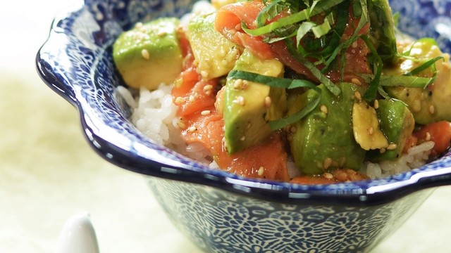スモークサーモンとアボカドの簡単丼 レシピ 作り方 By Makkocafe クックパッド 簡単おいしいみんなのレシピが353万品