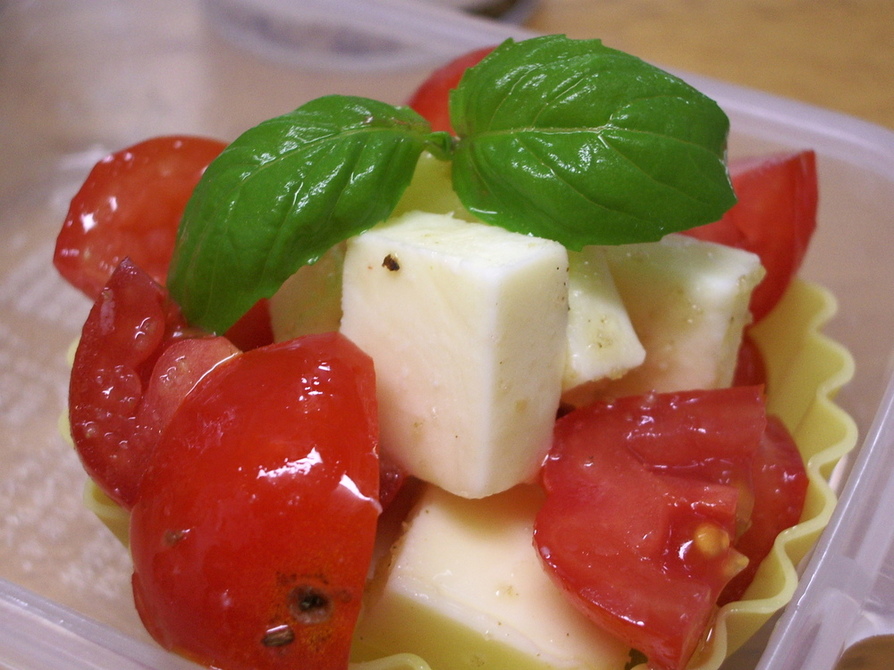 プチトマトとチーズの簡単オイル和えの画像