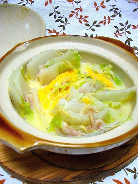 土鍋でほっこり〜白菜と豚バラのチーズ鍋〜