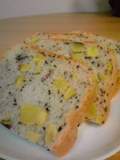 さつま芋と黒胡麻の食パン～HBで簡単に～の画像