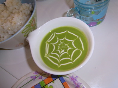 ハロウィン☆クモの巣グリーンピーススープの写真