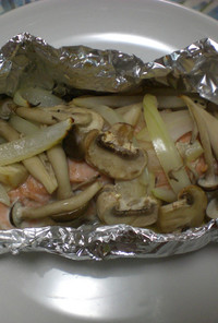 鮭と玉ねぎキノコの中華風ホイル焼き